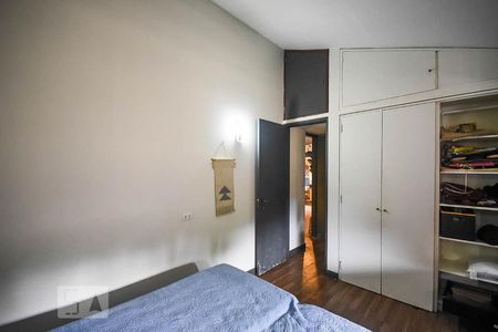 Casa à venda com 920m², 4 quartos e 6 vagas Casa à venda com 920m², 4 quartos e 6 vagasQuarto de serviço