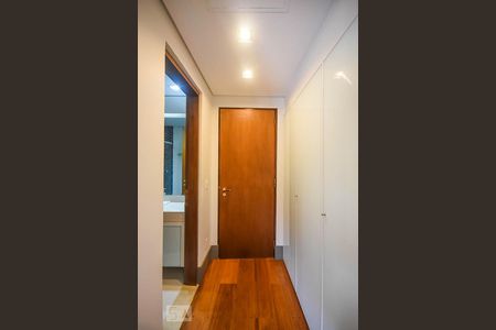 Casa à venda com 920m², 4 quartos e 6 vagas Casa à venda com 920m², 4 quartos e 6 vagasArmário da suíte 2