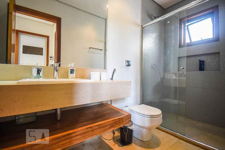 Casa à venda com 920m², 4 quartos e 6 vagas Casa à venda com 920m², 4 quartos e 6 vagasBanheiro do espaço gourmet