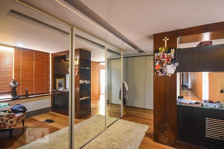 Casa à venda com 920m², 4 quartos e 6 vagas Casa à venda com 920m², 4 quartos e 6 vagasArmário da suíte 1