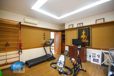 Casa à venda com 920m², 4 quartos e 6 vagas Casa à venda com 920m², 4 quartos e 6 vagasAcademia