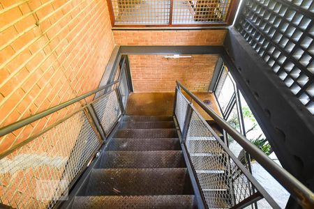 Casa à venda com 920m², 4 quartos e 6 vagas Casa à venda com 920m², 4 quartos e 6 vagasEscada