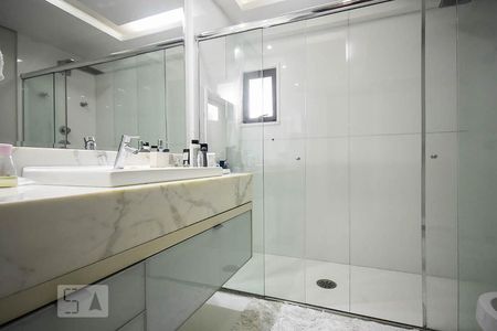 Casa à venda com 920m², 4 quartos e 6 vagas Casa à venda com 920m², 4 quartos e 6 vagasBanheiro 2 suíte 1