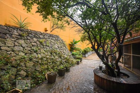 Casa à venda com 920m², 4 quartos e 6 vagas Casa à venda com 920m², 4 quartos e 6 vagasFundos