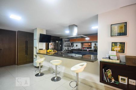 Casa à venda com 920m², 4 quartos e 6 vagas Casa à venda com 920m², 4 quartos e 6 vagasCozinha