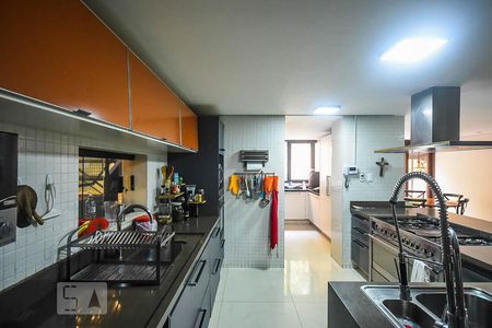 Casa à venda com 920m², 4 quartos e 6 vagas Casa à venda com 920m², 4 quartos e 6 vagasCozinha