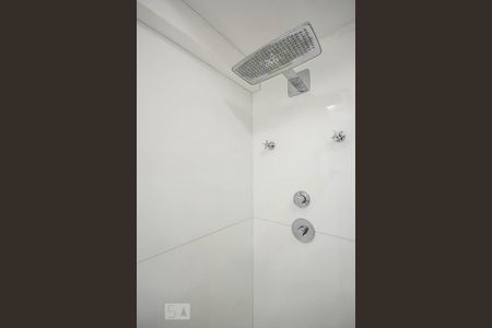 Casa à venda com 920m², 4 quartos e 6 vagas Casa à venda com 920m², 4 quartos e 6 vagasChuveiro do banheiro 2 da suíte 1