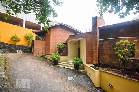 Casa à venda com 920m², 4 quartos e 6 vagas Casa à venda com 920m², 4 quartos e 6 vagasEntrada
