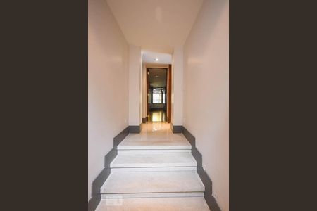 Casa à venda com 920m², 4 quartos e 6 vagas Casa à venda com 920m², 4 quartos e 6 vagasCorredor 1