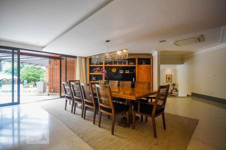 Casa à venda com 920m², 4 quartos e 6 vagas Casa à venda com 920m², 4 quartos e 6 vagasSala de jantar
