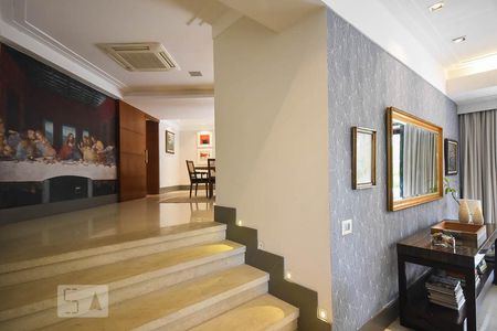 Casa à venda com 920m², 4 quartos e 6 vagas Casa à venda com 920m², 4 quartos e 6 vagasSala de jantar