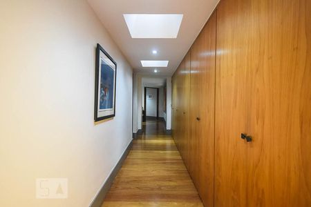 Casa à venda com 920m², 4 quartos e 6 vagas Casa à venda com 920m², 4 quartos e 6 vagasCorredor 4