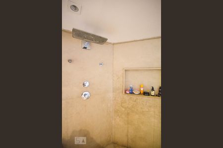 Casa à venda com 920m², 4 quartos e 6 vagas Casa à venda com 920m², 4 quartos e 6 vagasChuveiro do banheiro 1 da suíte 1