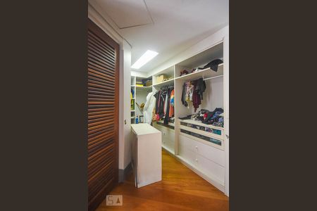 Casa à venda com 920m², 4 quartos e 6 vagas Casa à venda com 920m², 4 quartos e 6 vagasArmário da suíte 3