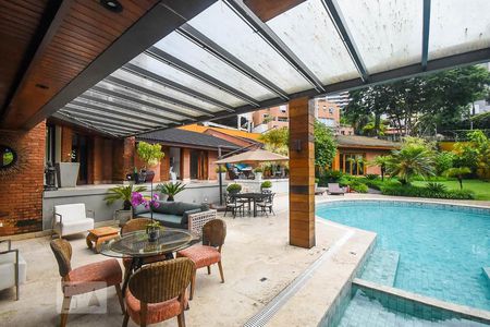 Casa à venda com 920m², 4 quartos e 6 vagas Casa à venda com 920m², 4 quartos e 6 vagasVaranda