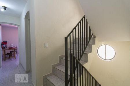 Casa para alugar com 214m², 3 quartos e 2 vagas Casa para alugar com 214m², 3 quartos e 2 vagasEscadas