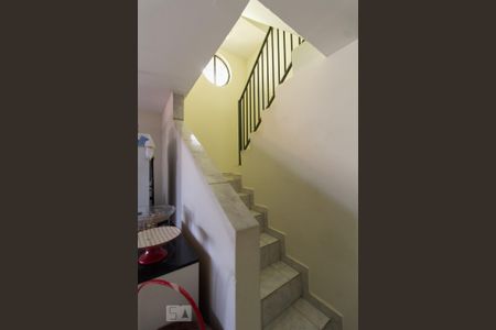 Casa para alugar com 214m², 3 quartos e 2 vagas Casa para alugar com 214m², 3 quartos e 2 vagasEscadas