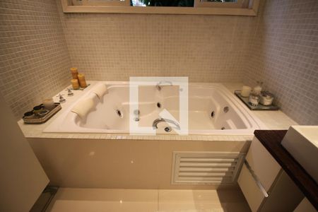 Casa à venda com 400m², 4 quartos e 5 vagasDetalhe do Banheiro da Suite