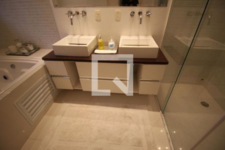 Casa à venda com 400m², 4 quartos e 5 vagasDetalhe do Banheiro da Suite