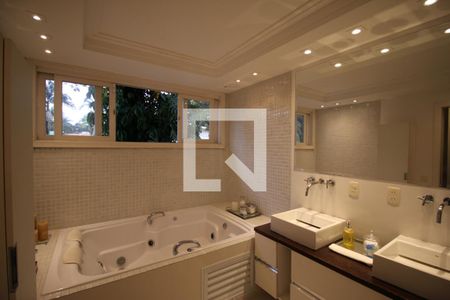 Casa à venda com 400m², 4 quartos e 5 vagasBanheiro da Suíte 3