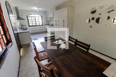 Casa à venda com 240m², 3 quartos e 2 vagasCozinha - Armários