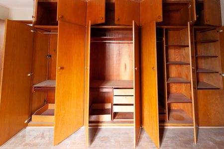 Casa à venda com 280m², 3 quartos e 2 vagasSuíte - Armários