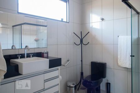 Casa à venda com 302m², 3 quartos e 6 vagasBANHEIRO QUARTO 1