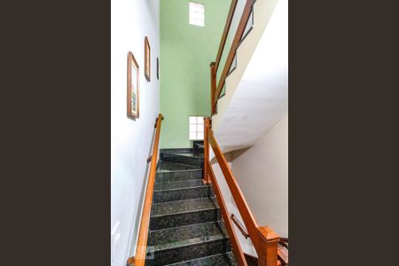Casa à venda com 200m², 3 quartos e 4 vagas Casa à venda com 200m², 3 quartos e 4 vagasEscada