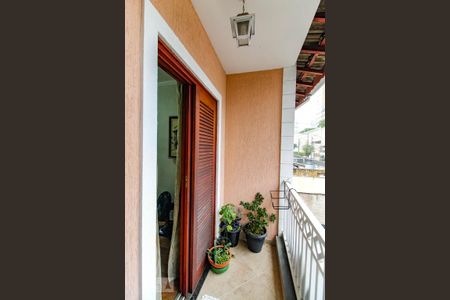 Casa à venda com 200m², 3 quartos e 4 vagas Casa à venda com 200m², 3 quartos e 4 vagasVaranda