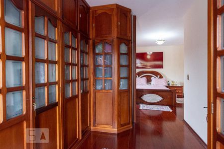 Casa à venda com 350m², 4 quartos e 8 vagas Casa à venda com 350m², 4 quartos e 8 vagasCloset da suíte master