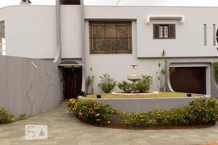 Casa à venda com 350m², 4 quartos e 8 vagas Casa à venda com 350m², 4 quartos e 8 vagasEntrada