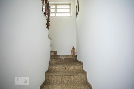 Casa à venda com 460m², 5 quartos e 7 vagasEscadas - Quartos