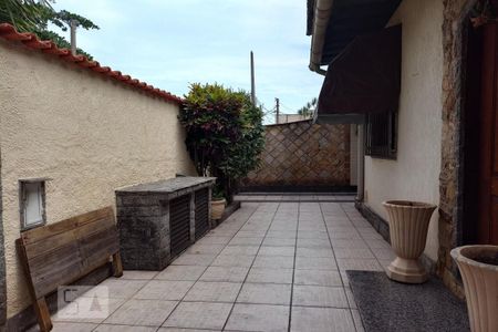 Casa à venda com 166m², 4 quartos e 2 vagasLateral 