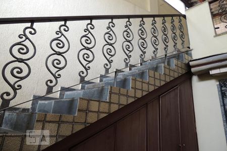 Casa à venda com 166m², 4 quartos e 2 vagasEscada