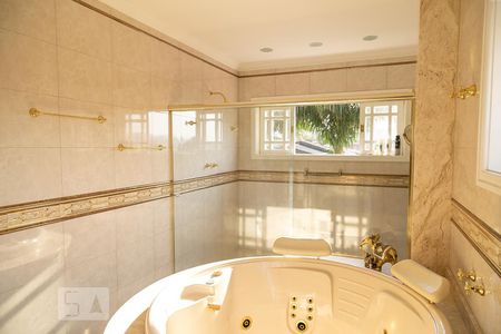 Casa à venda com 538m², 4 quartos e 9 vagasBanheiro Suíte 1