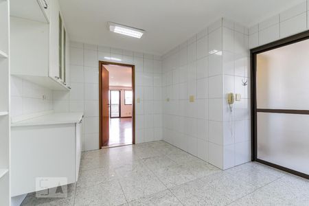 Apartamento para alugar com 140m², 3 quartos e 3 vagas Apartamento para alugar com 140m², 3 quartos e 3 vagasCozinha
