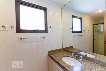 Apartamento para alugar com 140m², 3 quartos e 3 vagas Apartamento para alugar com 140m², 3 quartos e 3 vagasBanheiro da Suíte 2