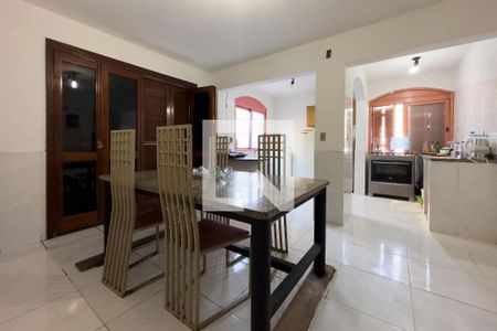 Casa à venda com 236m², 6 quartos e 4 vagas Casa à venda com 236m², 6 quartos e 4 vagasCozinha e Área de Serviço