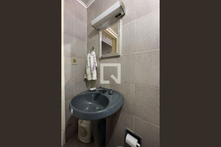 Casa à venda com 236m², 6 quartos e 4 vagas Casa à venda com 236m², 6 quartos e 4 vagasBanheiro 2