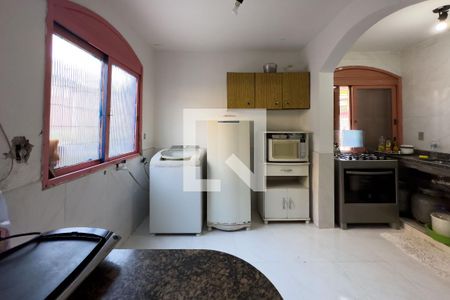 Casa à venda com 236m², 6 quartos e 4 vagas Casa à venda com 236m², 6 quartos e 4 vagasCozinha e Área de Serviço