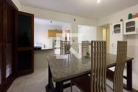 Casa à venda com 236m², 6 quartos e 4 vagas Casa à venda com 236m², 6 quartos e 4 vagasCozinha e Área de Serviço