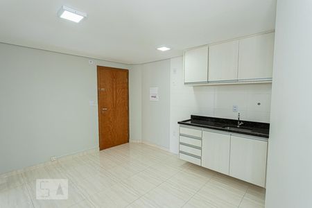 Sala e cozinha de apartamento para alugar com 1 quarto, 73m² em Jardim São Paulo, São Paulo