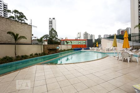 Apartamento à venda com 100m², 3 quartos e 2 vagas Apartamento à venda com 100m², 3 quartos e 2 vagasÁrea comum - Piscina