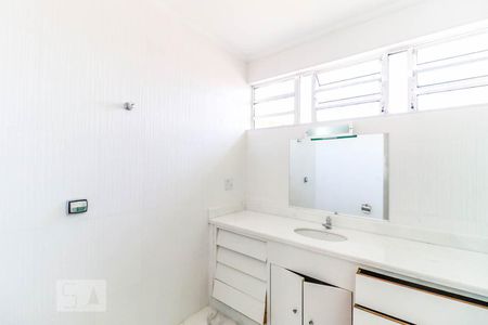 Casa para alugar com 230m², 4 quartos e 4 vagas Casa para alugar com 230m², 4 quartos e 4 vagasBanheiro Suíte