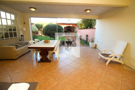 Casa à venda com 312m², 3 quartos e 2 vagas Casa à venda com 312m², 3 quartos e 2 vagasvaranda