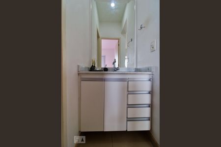 Banheiro de apartamento para alugar com 1 quarto, 45m² em Fazenda Morumbi, São Paulo