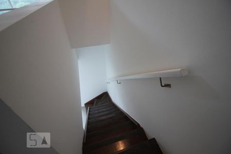 Escadas de apartamento para alugar com 1 quarto, 87m² em Paraíso do Morumbi, São Paulo