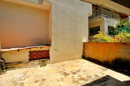 Casa à venda com 200m², 2 quartos e 2 vagasPorão