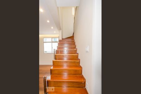 Apartamento à venda com 206m², 4 quartos e 2 vagasEscada