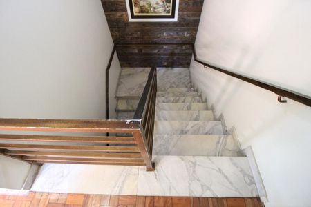 Casa à venda com 210m², 3 quartos e 3 vagasEscada